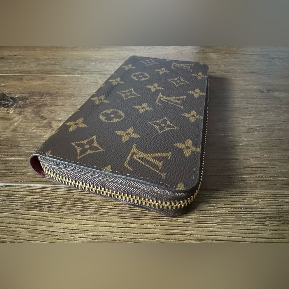 LOUIS VUITTON-AUTHENTIC (Preowned) Signature Coated Canvas Wallet - Picture 8 of 17